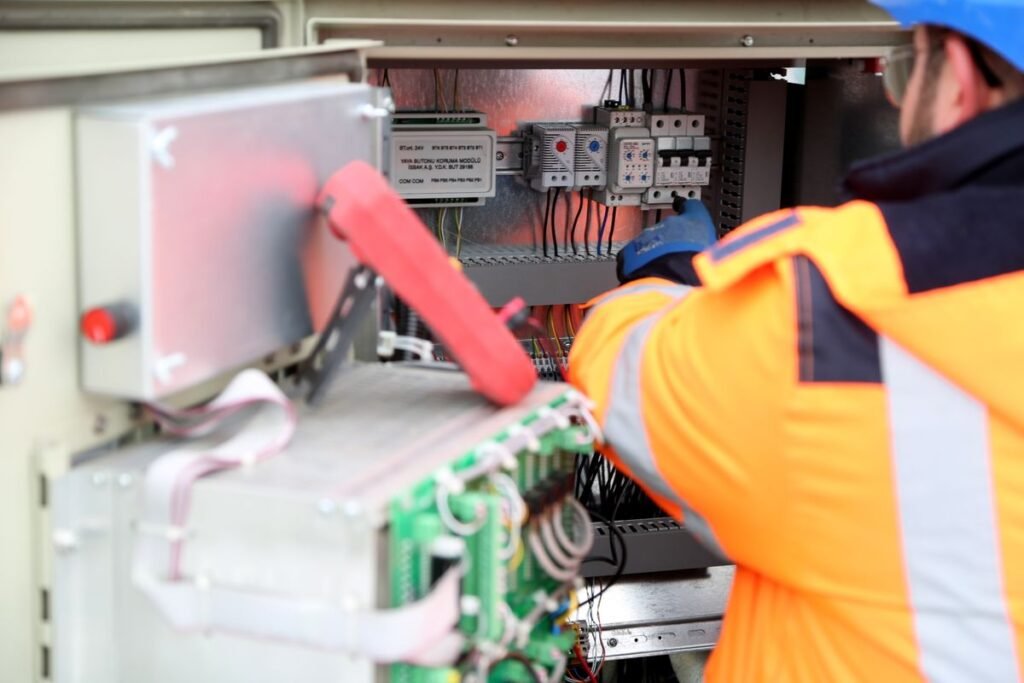 Engenheiro inspecionando painel elétrico industrial