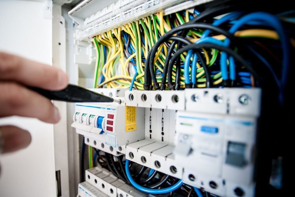 Painel elétrico industrial em manutenção